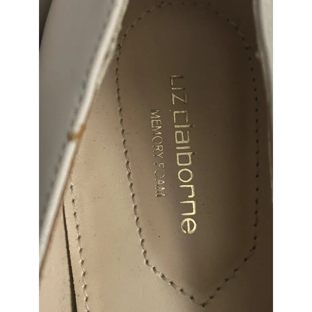 Liz Claiborne  Ivory Leather Block Heel Loafers W/ Gold Chain Accent Size 8M - Picture 8 of 9